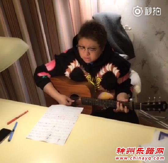 韩红深情弹吉他 韩文演唱bigbang