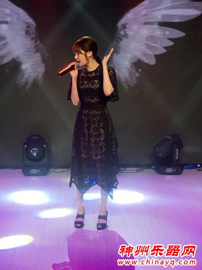 赵慧仙畅谈新单曲创作过程 钢琴弹唱才华横溢