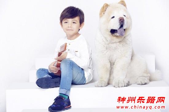 酷爸萌娃亲子照 看刘烨父子弹吉他（图）