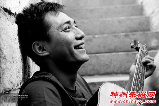 酷爸萌娃亲子照 看刘烨父子弹吉他（图）