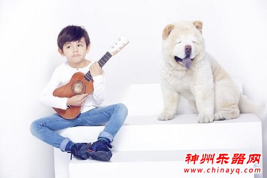 酷爸萌娃亲子照 看刘烨父子弹吉他（图）