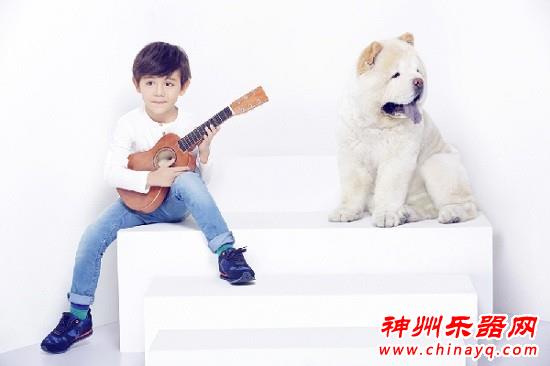酷爸萌娃亲子照 看刘烨父子弹吉他（图）