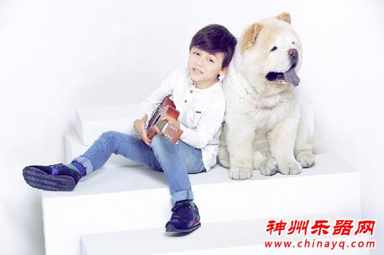 酷爸萌娃亲子照 看刘烨父子弹吉他（图）