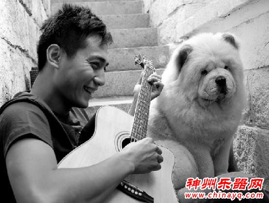 酷爸萌娃亲子照 看刘烨父子弹吉他（图）