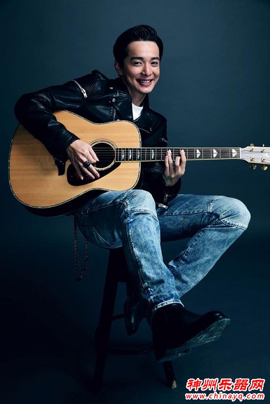 刘智扬魅力反转演绎朋克风 首唱会曝吉他写真（图）