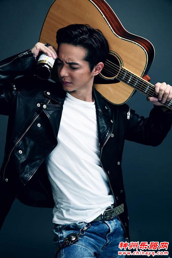 刘智扬魅力反转演绎朋克风 首唱会曝吉他写真（图）