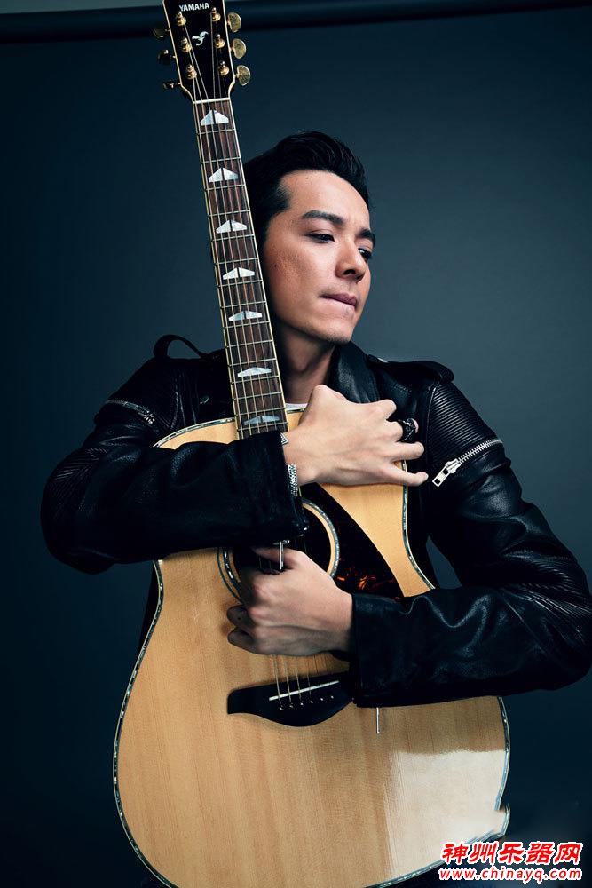 刘智扬魅力反转演绎朋克风 首唱会曝吉他写真（图）