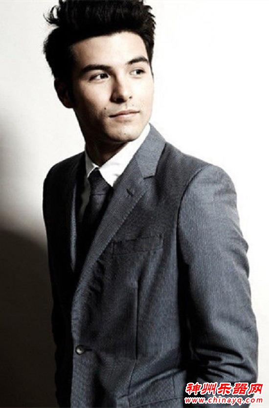 岳小凤为宝宝弹吉他做胎教