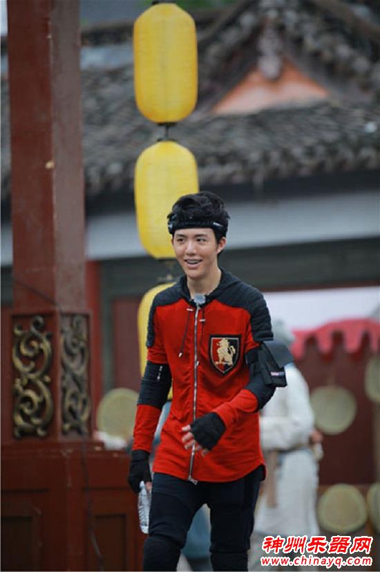 钢琴王子跨界加盟综艺活动 全程变隐形人