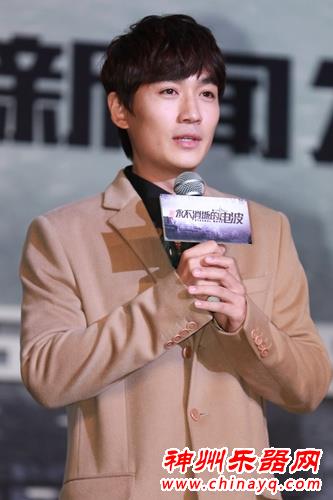 朱一龙练钢琴备战新电影“新永不消逝的电波”