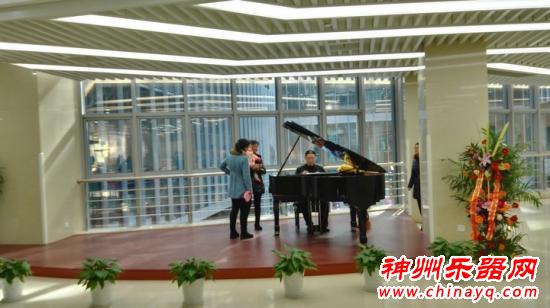 售票员热衷到医院弹钢琴 用音乐抚慰患者病痛