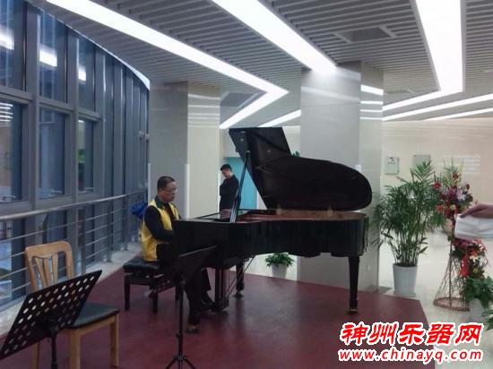 售票员热衷到医院弹钢琴 用音乐抚慰患者病痛