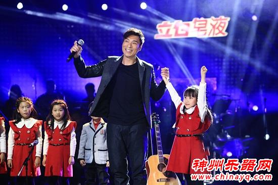 刘欢定制Q版“战服”送队员 林忆莲自曝跟女儿学弹吉他