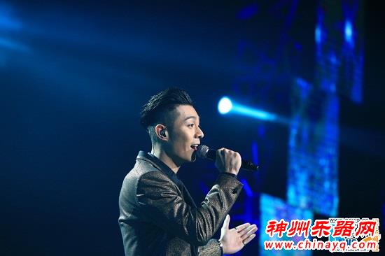 QQ音乐跨年演唱会圆满落幕  吴莫愁激情开场张磊吉他弹唱