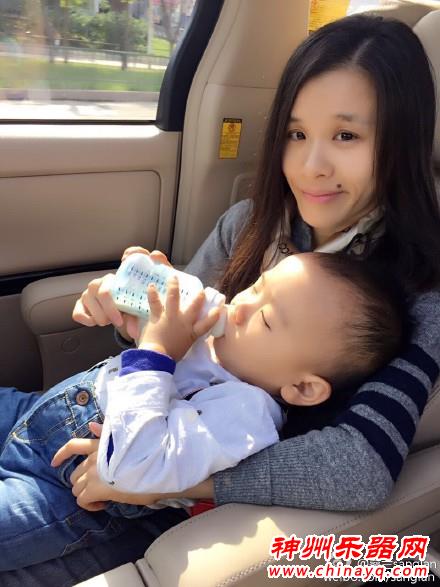 桑兰变晒子狂魔 弹钢琴+打酱油+玩耍都要炫