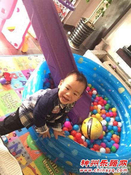 桑兰变晒子狂魔 弹钢琴+打酱油+玩耍都要炫