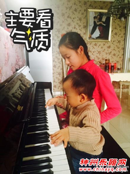 桑兰变晒子狂魔 弹钢琴+打酱油+玩耍都要炫