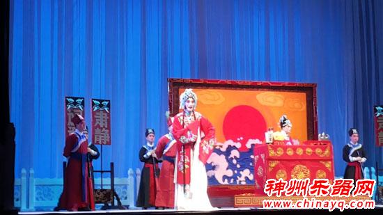 郑州艺术宫象剧场上演青春版交响豫剧《陈三两》