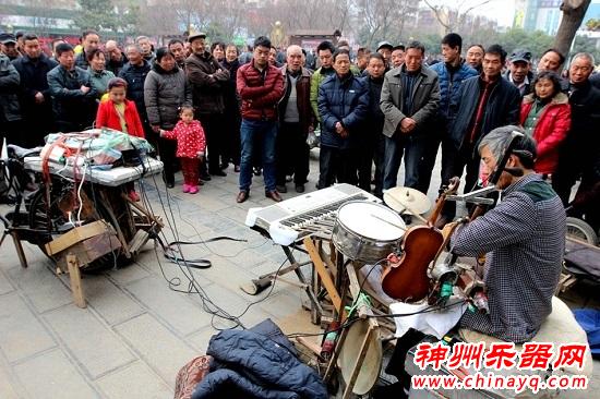 这才是真爱——洛阳老人同时演奏多种改装乐器