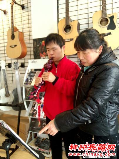 母亲照顾智障儿17年 将其培养为古典乐器演奏高手
