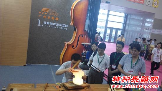 广州乐器展提琴制作大师现场秀高超技艺