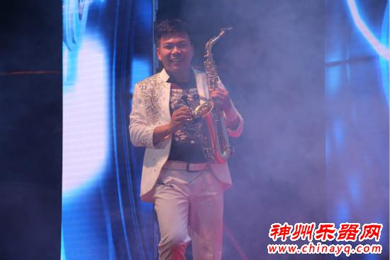 器乐达人范文泽奏响四川兴文大型僰苗风情演唱会