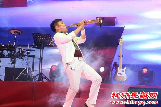 器乐达人范文泽奏响四川兴文大型僰苗风情演唱会