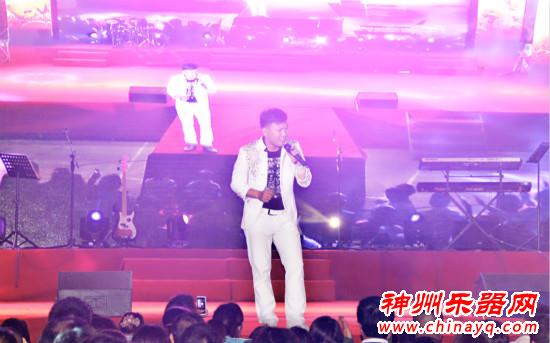 器乐达人范文泽奏响四川兴文大型僰苗风情演唱会