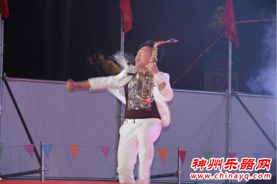 器乐达人范文泽奏响四川兴文大型僰苗风情演唱会