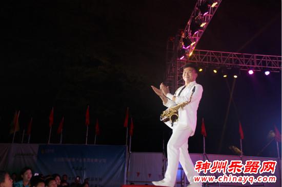 器乐达人范文泽奏响四川兴文大型僰苗风情演唱会