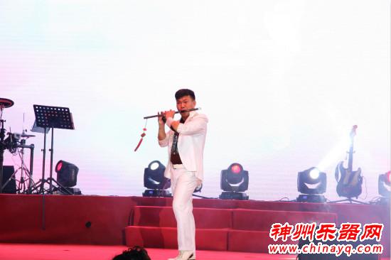 器乐达人范文泽奏响四川兴文大型僰苗风情演唱会