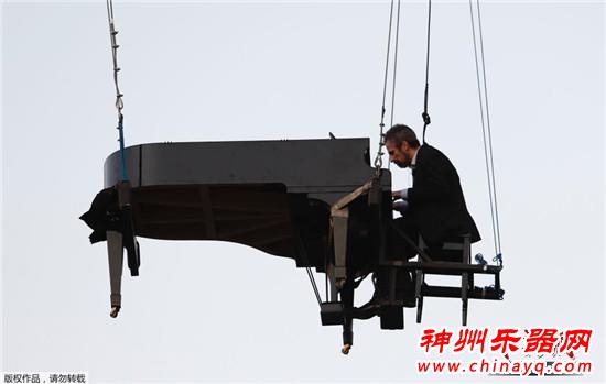 巴西艺术家“空中弹琴”展才艺