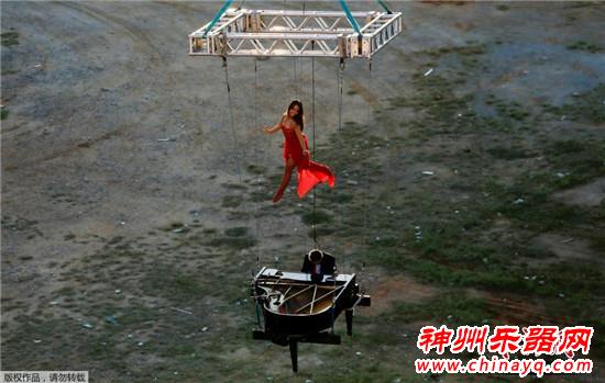 巴西艺术家“空中弹琴”展才艺