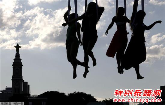 巴西艺术家“空中弹琴”展才艺