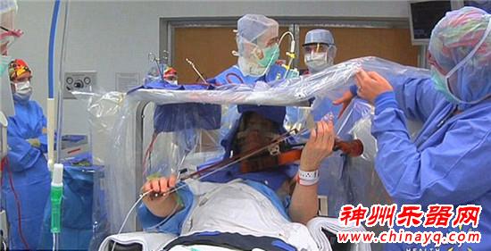 不忍直视!男子边弹吉他边接受脑瘤摘除手术