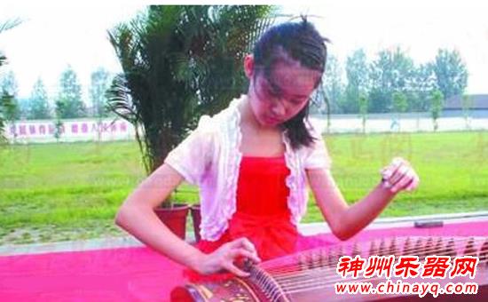 四川女孩三年考出古筝十级