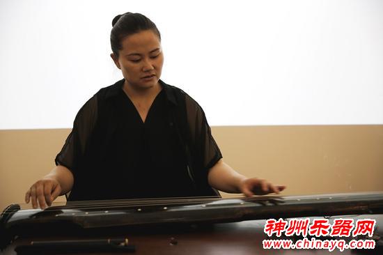 琴人巫娜 在自由中回归古琴的本