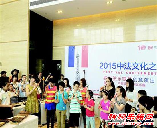 废品制成的乐器也能奏出美妙的音乐