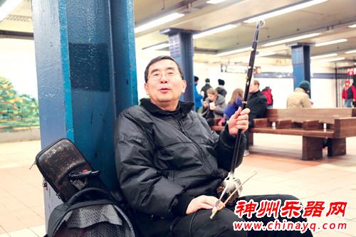 旅美华人陆敏浩 纽约地铁站旁的二胡情