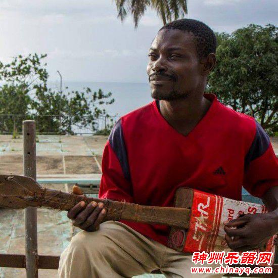 西非盲人音乐家自制吉他写歌