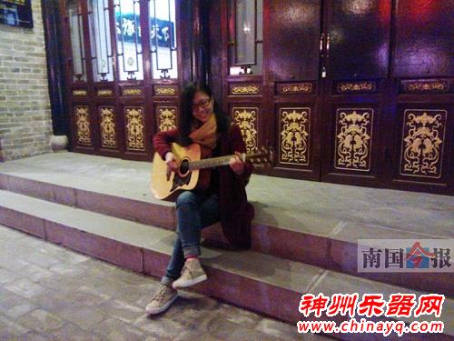 90后姑娘 毕业后背着吉他闯天下