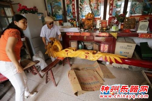 74岁南通残疾老人 制巨型二胡挑战吉尼斯纪录