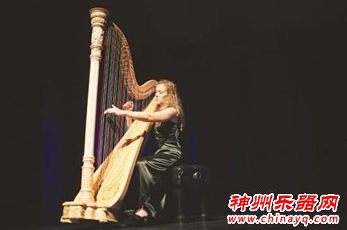 柯琳·佳捷亮相上海大剧院 竖琴演奏尽显优雅