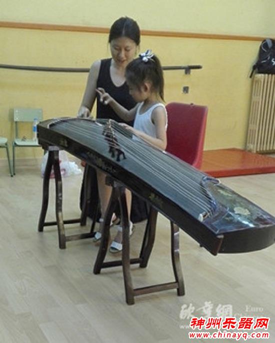 学功夫弹古筝 马德里上演精彩暑期班