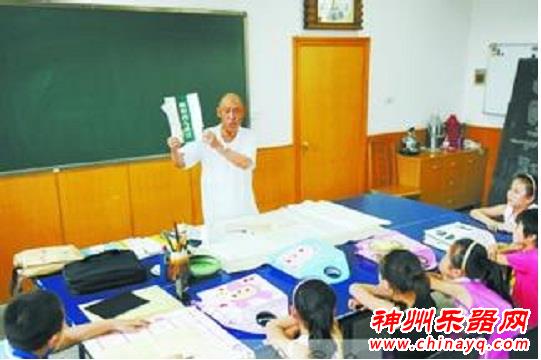 重生重启梦想：老人免费教社区孩子乐器