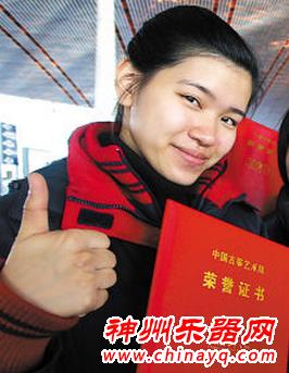 失聪女孩弹古筝