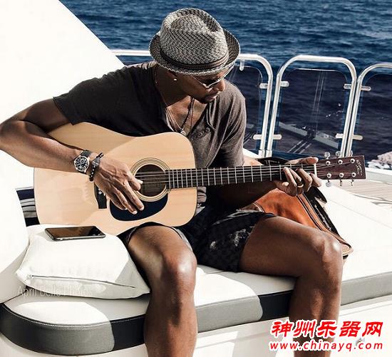 多才多艺！波什化身“海上吉他手”