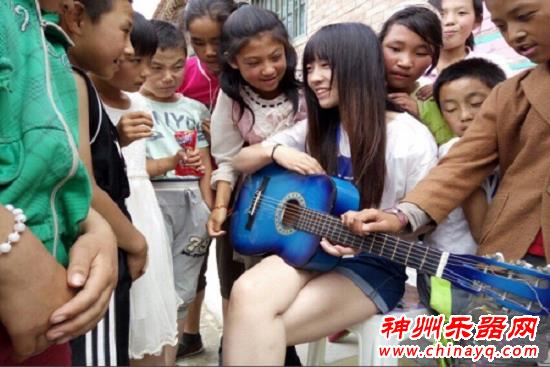 中石大学学生：背着吉他去支教