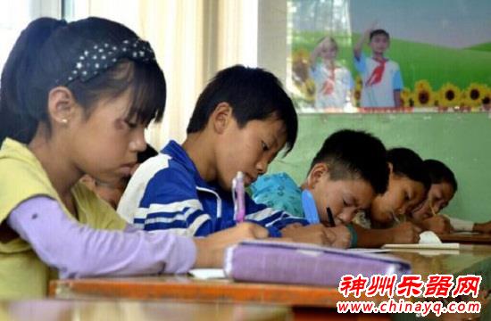 中石大学学生：背着吉他去支教