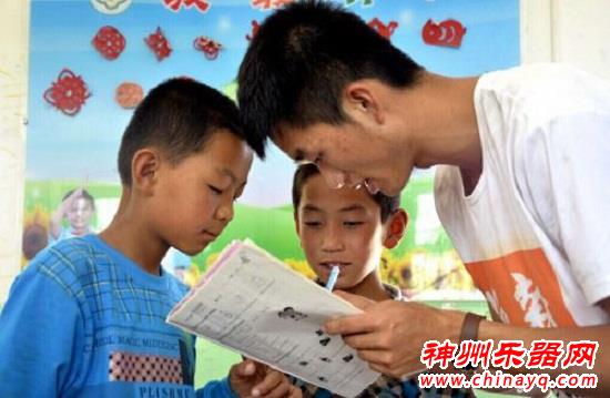 中石大学学生：背着吉他去支教